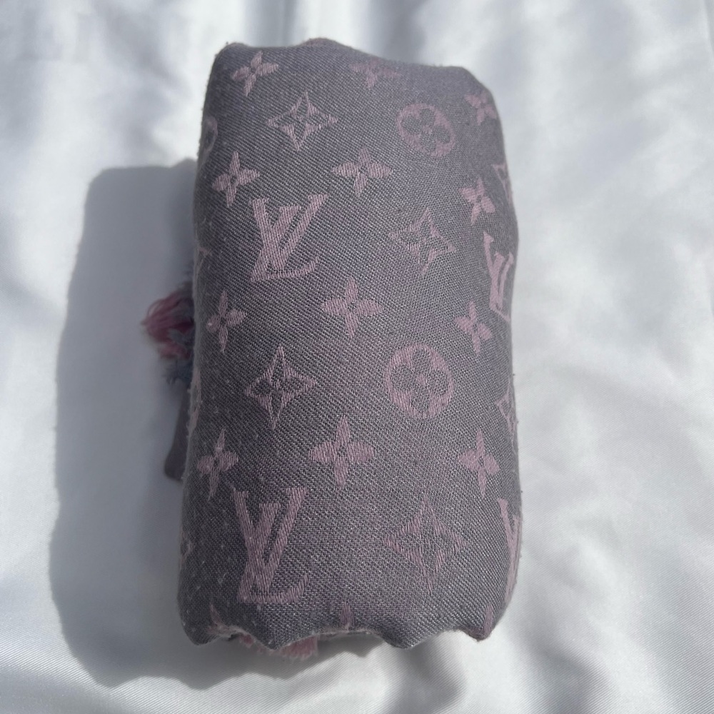 Louis Vuitton monogram shawl in soft grey and blush pink tones - Picture 2 of 15